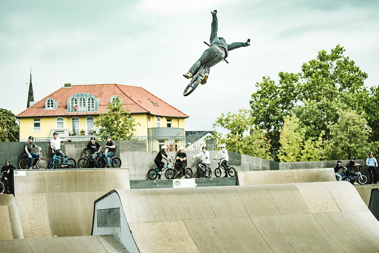 Michael Meisel ausnahmsweise mal nicht kopfüber oder bei einem Transfer: perfekt ausgeführter 360 Nohander über die Box