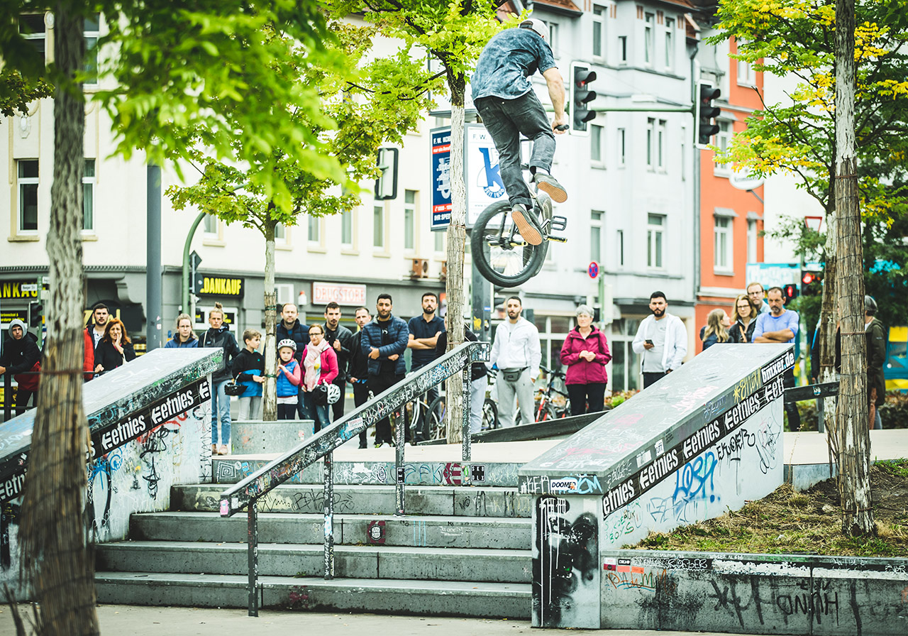 Obwohl er als letzter Gast Sonntagmorgen aus dem Stereo gekehrt wurde (true story!), haute Nico van Loon nur wenige Stunden später schon wieder so Dinger wie diesen Railride to Whip während des Pro-Streetjams raus
