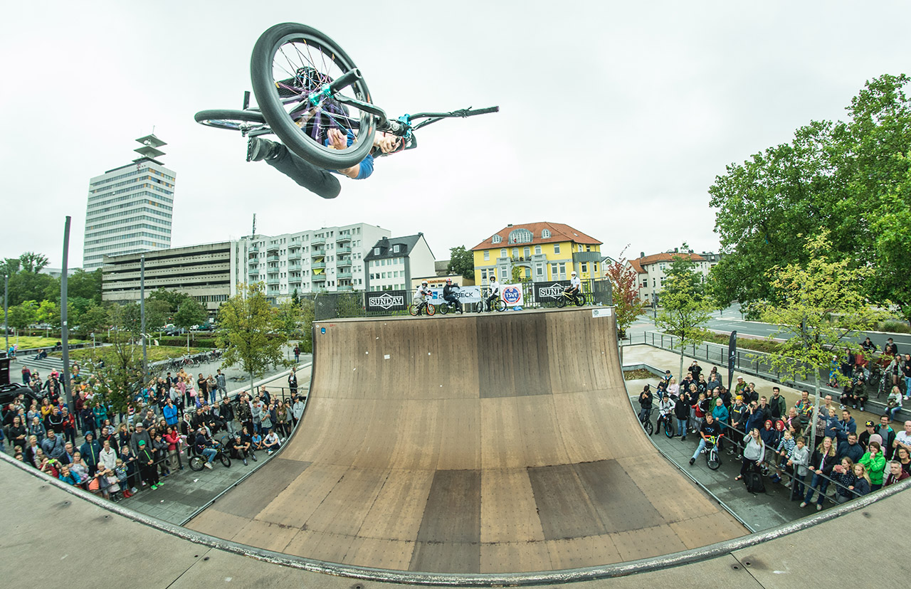 Der traditionelle Vertcontest auf dem Bielefeld City Jam, einer der letzten seiner Art, war in diesem Jahr ein Stopp der European Vert Series. Den Sieg im Kesselspring holte sich Oakley Way, die Vertnachwuchshoffnung aus England