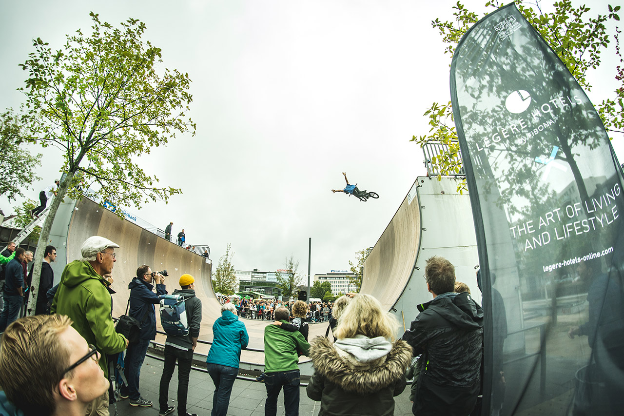 Dafür, dass es am Sonntag fast den ganzen Tag regnete, fanden sich erstaunlich viele Zuschauer im Kesselbrink ein. Nohander von Oakley Way während des Vertfinales der Pros