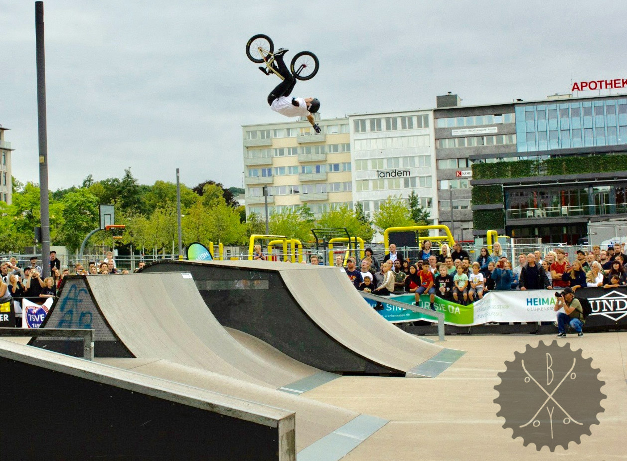 Timo Schulze mit seiner Interpretation von "Hände hoch, Wochenende!"; Foto: Backyard e.V.
