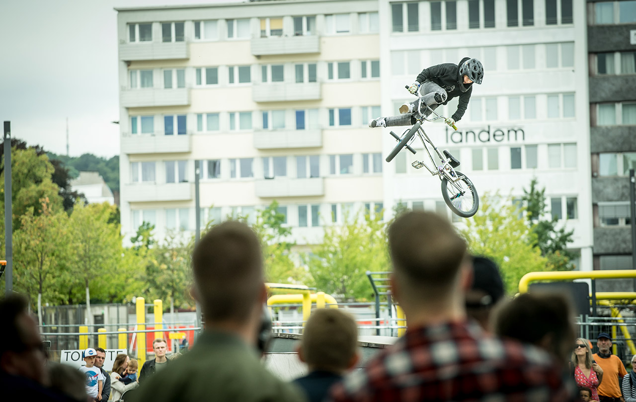 Zum Trickrepertoire von Tom Clemens gehören jetzt auch 360 Tailwhips, natürlich ganz über die Box und sauber eingesaugt. Platz 2 bei den Amateuren für den 14-jährigen Ripper