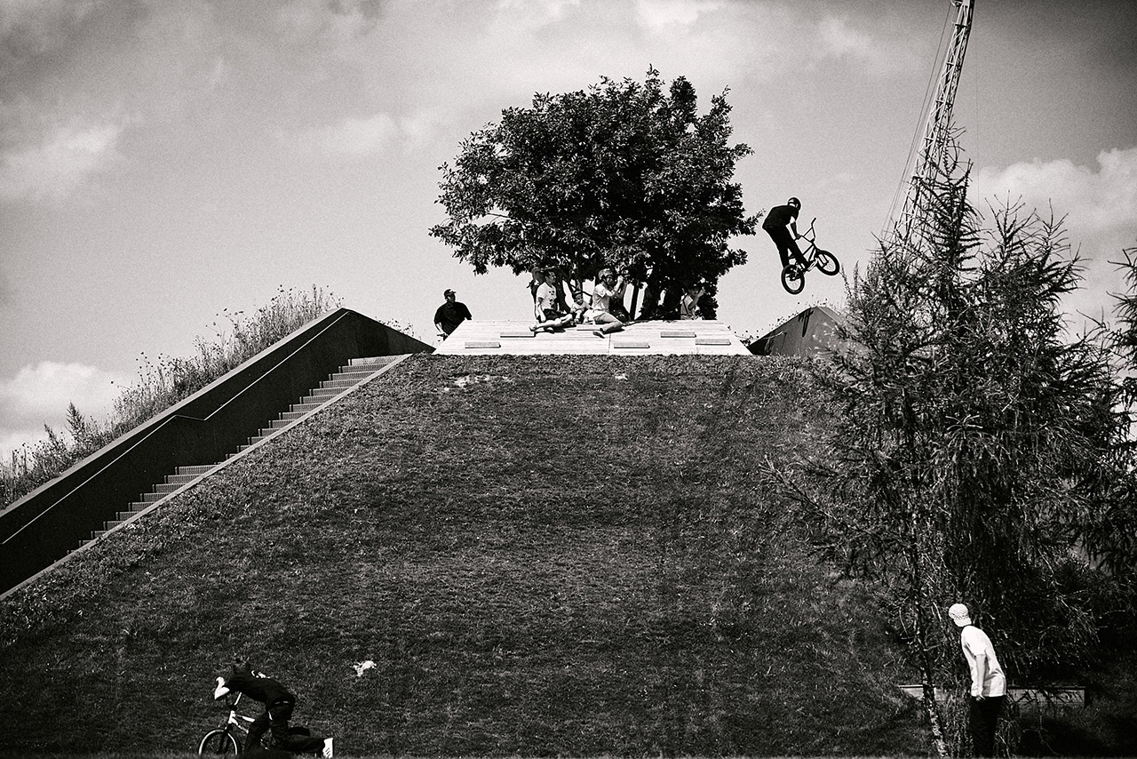 Von Hansestadt zu Hansestadt: Angelo Kurtz war extra aus Bremen nach Hamburg gekommen, aber nicht, um seinem neuen Spitznamen alle Ehre zu machen, sondern diesmal vor der Kamera hart abzuperformen. Truckdriver in die Graslandung. Wertlos!