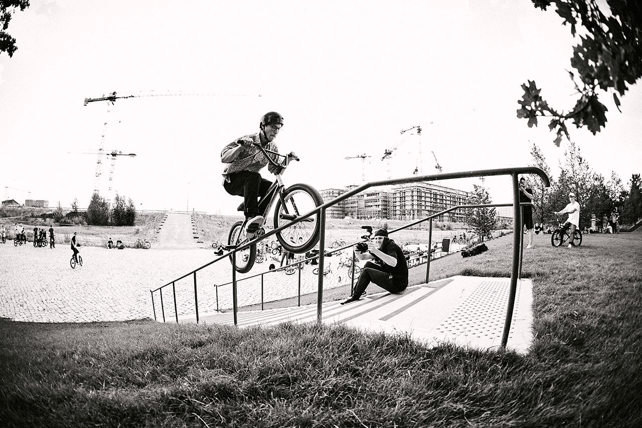 Gleich unterhalb des Drops gibt es dieses amtliche Rail, das Christian Gaus hochgrindete und oben angekommen dann auch noch am Lenker drehte