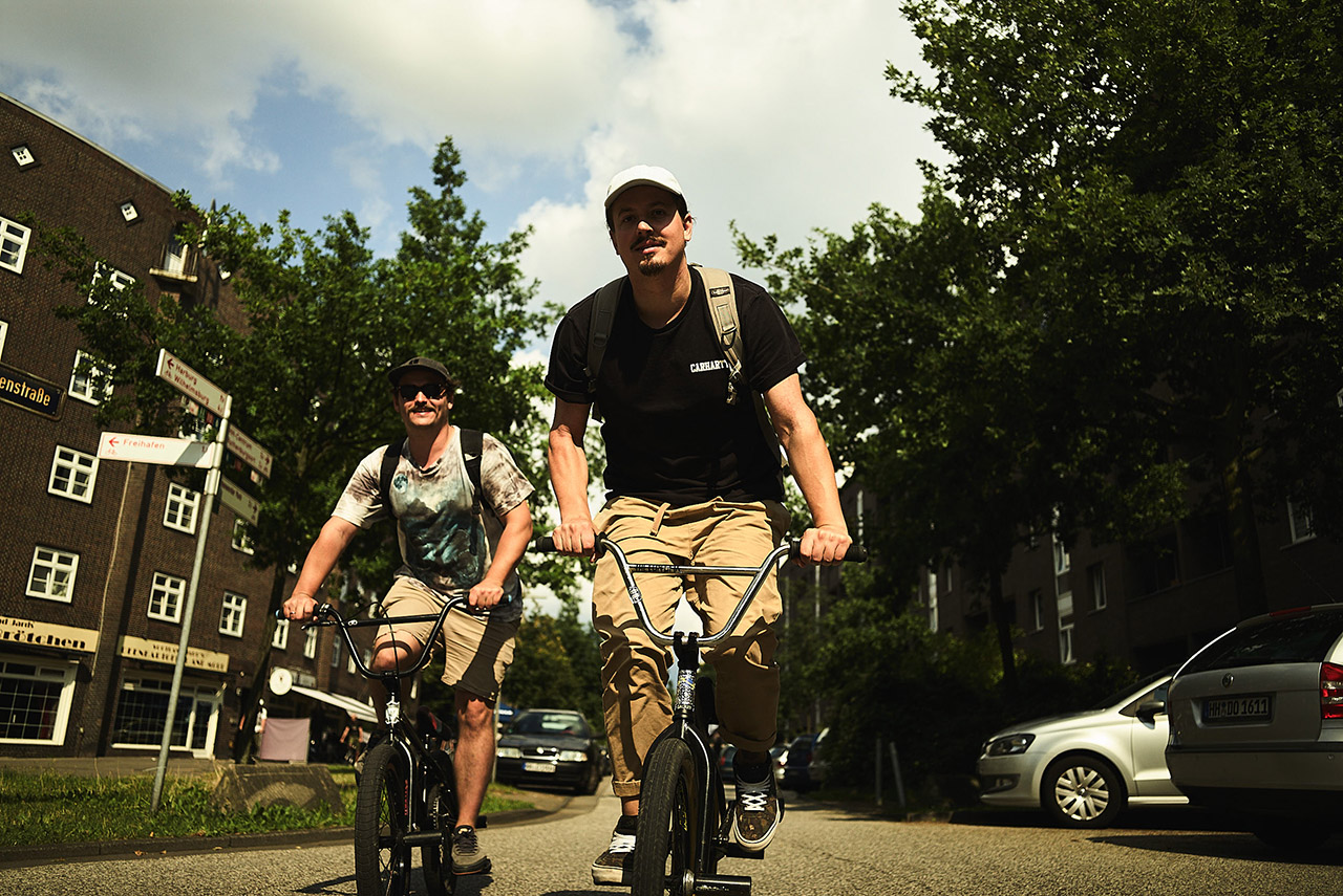 Aksel von Gruenewaldt, der für einen Großteil der Videoproduktion von fettarmemilch und Infaction zuständig ist (links) sowie Tobias Paul (ehemals Modezar mit The Con, jetzt CEO einer Produktionsfirma) sind seit einigen Jahren Wahlhamburger