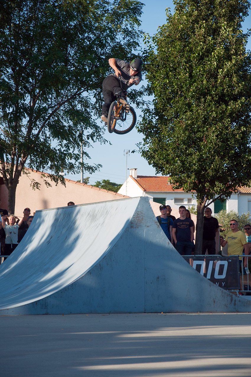 Klassische Spineaction von Justin Dowell