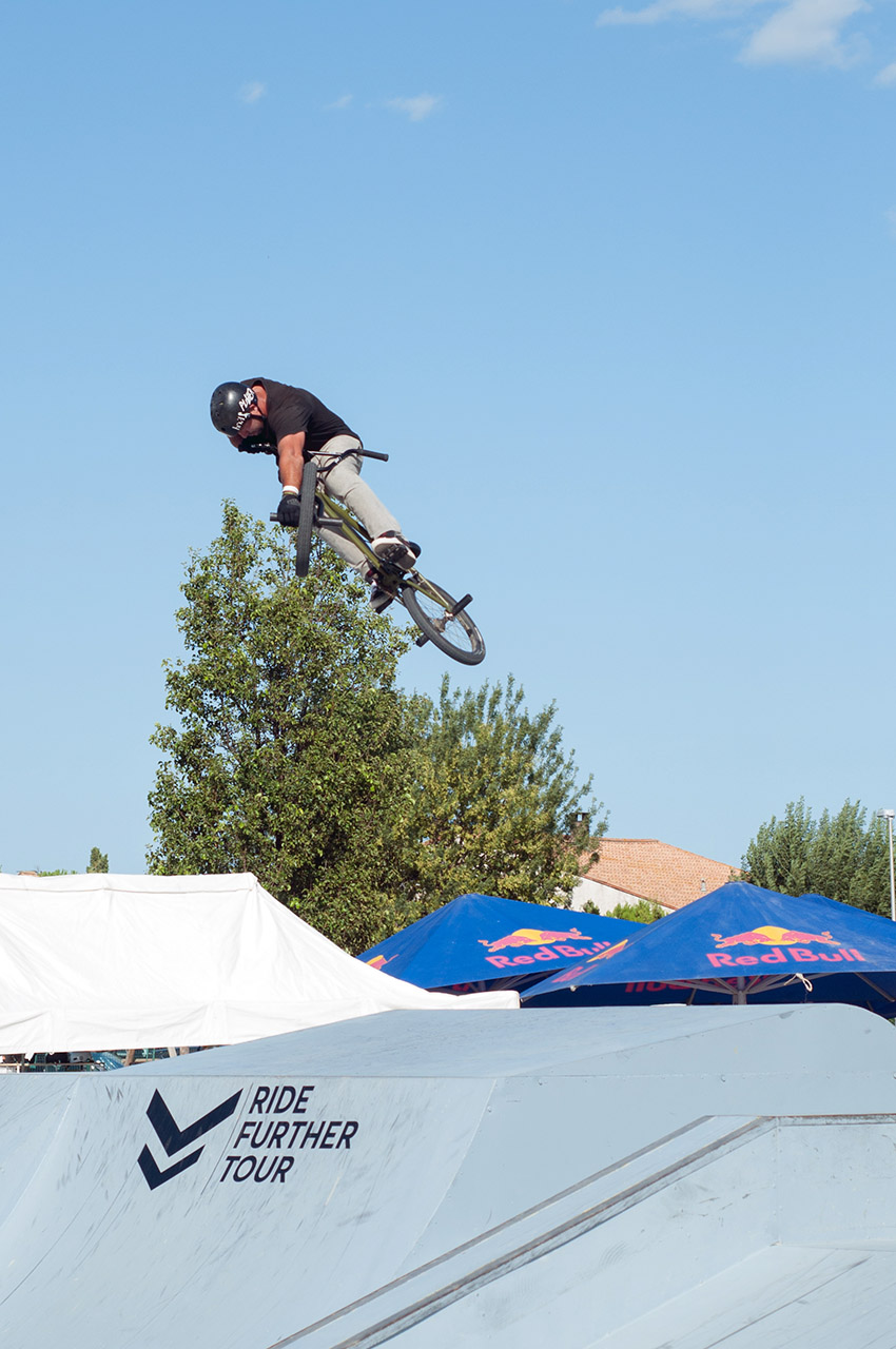 Und last, but not least gibt es noch zwei besonders sehenswerte Manöver über die Jumpbox: Hier haben wir Rob Darden mit einem 360 Peg Grab