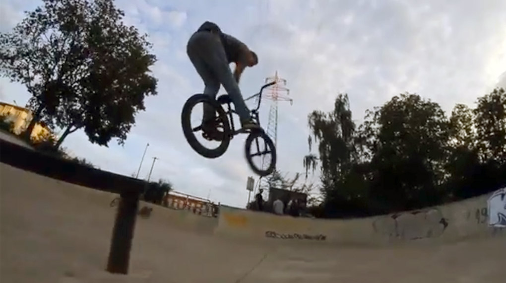 Leon Hengst, Mika Risken und Christopher Schmidt haben neulich ein Video im Skatepark Unna gefilmt und dabei jede Menge guter Clips gestackt.