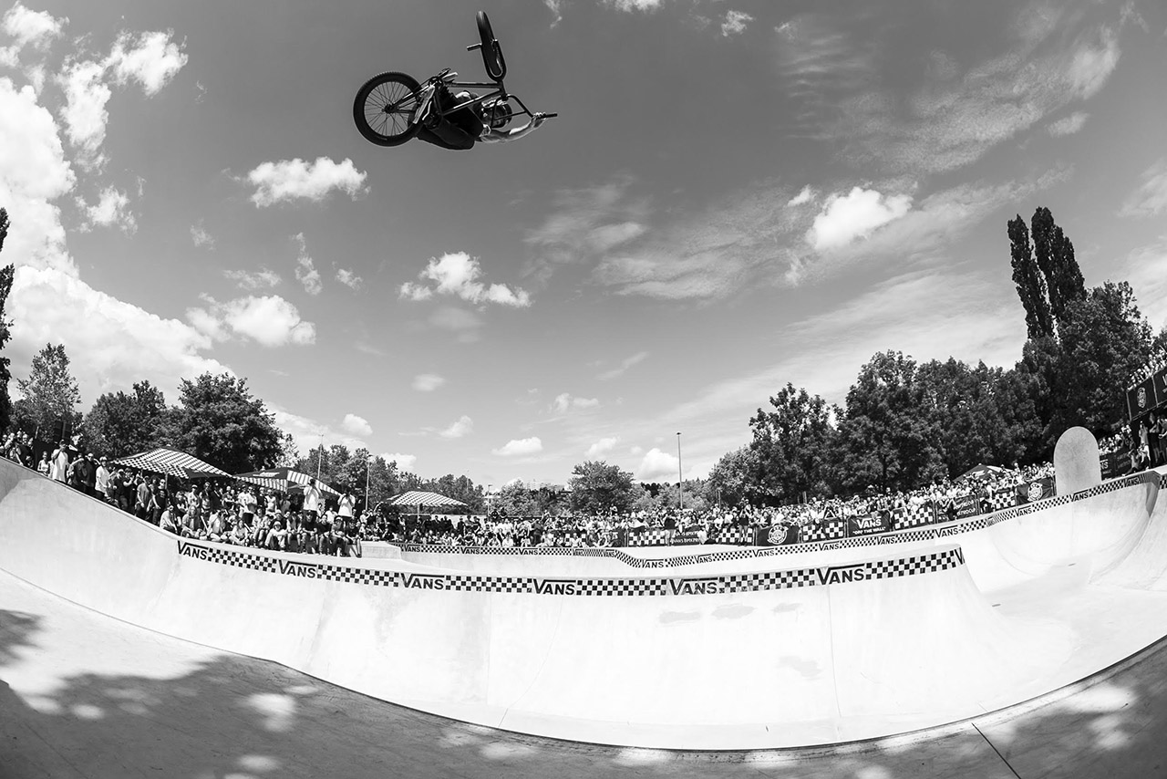 Larry Edgar reist als amtierender VANS-BMX-Pro-Cup-Champion nach Mexiko. Nach einem für ihn holprigen Start der diesjährigen Saison beim Lauf in Australien, wo er "nur" den 6. Platz belegte, liegt er derzeit auf Rang 4 der Gesamtwertung. Die Chancen stehen also nicht so gut, dass er seinen Titel verteidigen kann. Ob es ihm wohl trotzdem gelingt?