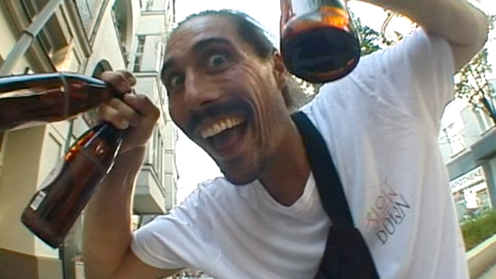 Das Niveau bleibt auch in "Geile Tricks Hässlich gestanden, Teil 4" auf demselben larrymäßigem Level wie in den bisherigen Folgen der Erfolgsserie.