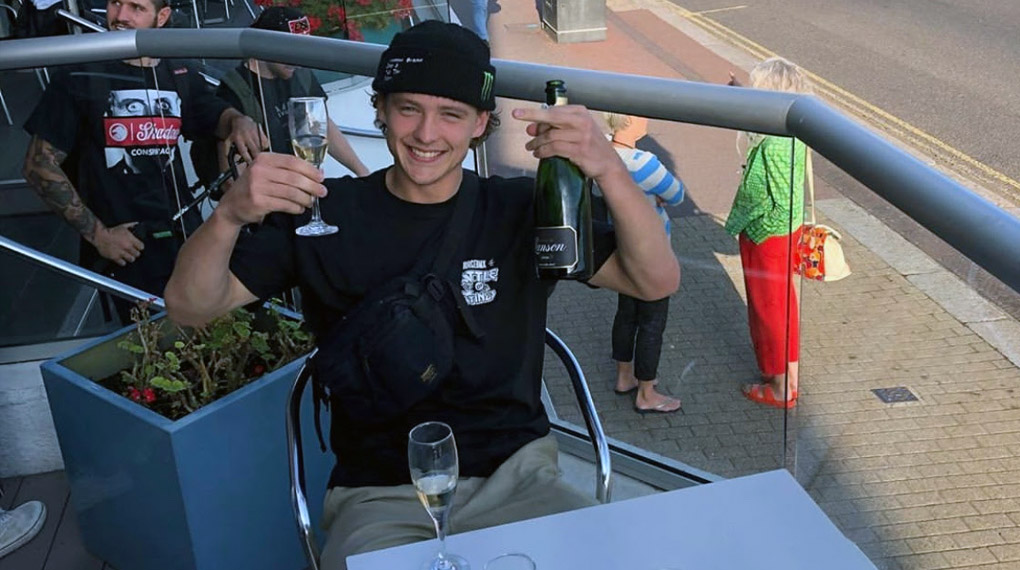 Stößchen! Bei éclat hat man Lewis Mills ins Pro-Team befördert. Herzlichen Glückwunsch! Zur Feier des Tages gucken wir noch mal sein aktuelles Meisterwerk.