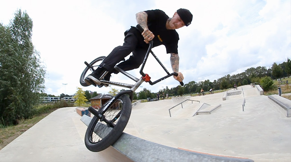 One Hunna! Felix Prangenberg und seine Homies haben für die erste Folge unserer neuen Videoserie den Skatepark auf der Pferderennbahn in Neuss abgerissen.