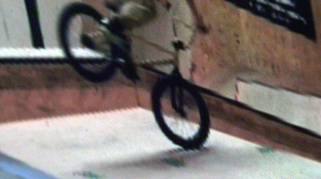 Wie ab er geht! Jan Bisanz surft ohne Pegs, dafür aber mit mehreren Extraportionen Flow und Kreativität durch die neue Gleis D Skatehalle in Hannover.