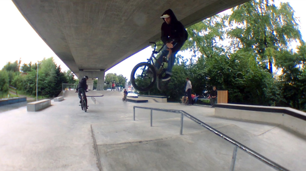 Sven Avemaria und Louis Trieb haben an einem regnerischen Sonntag den neuen Skatepark Friedrichshafen auf seine Wetterfestigkeit getestet.