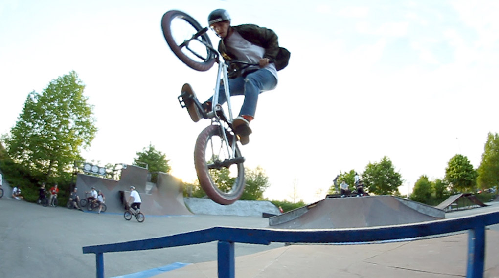 Für diese Folge von "Raw Jibs" haben wir auf Thomas Stellwags 50. Geburtstag im Skatepark Lohhof vor den Toren Münchens vorbeigeschaut.