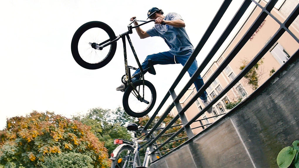 Der SIBMX-Fahrer Adrian Warnken hat für dieses Video einige Streetmissionen abgehakt, die sich über die Jahre auf seiner To-do-Liste angesammelt hatten.