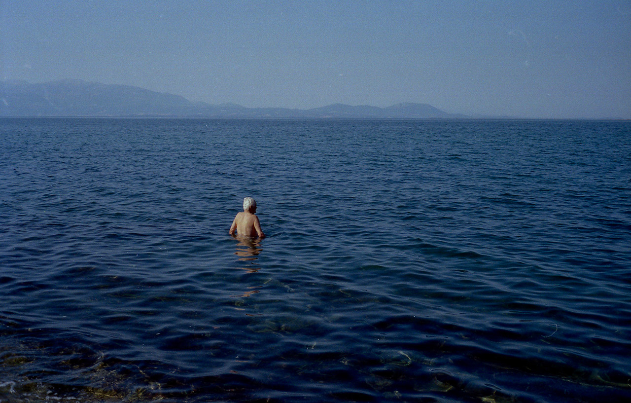 Badender alter Seefahrer in Griechenland