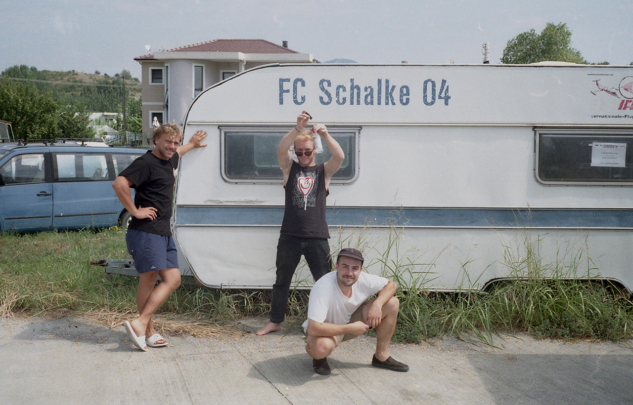 Das Schalke-Mobil stand zum Verkauf in Albanien, Heyja BvB