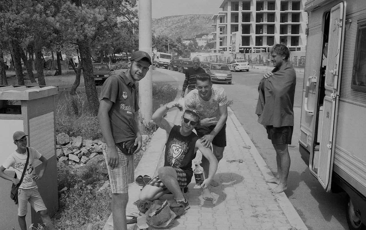 Wir haben im Nachhinein vermutet, dass der Junge vorne, seinen Bruder (links im Bild) uns zur Prostitution angeboten hat