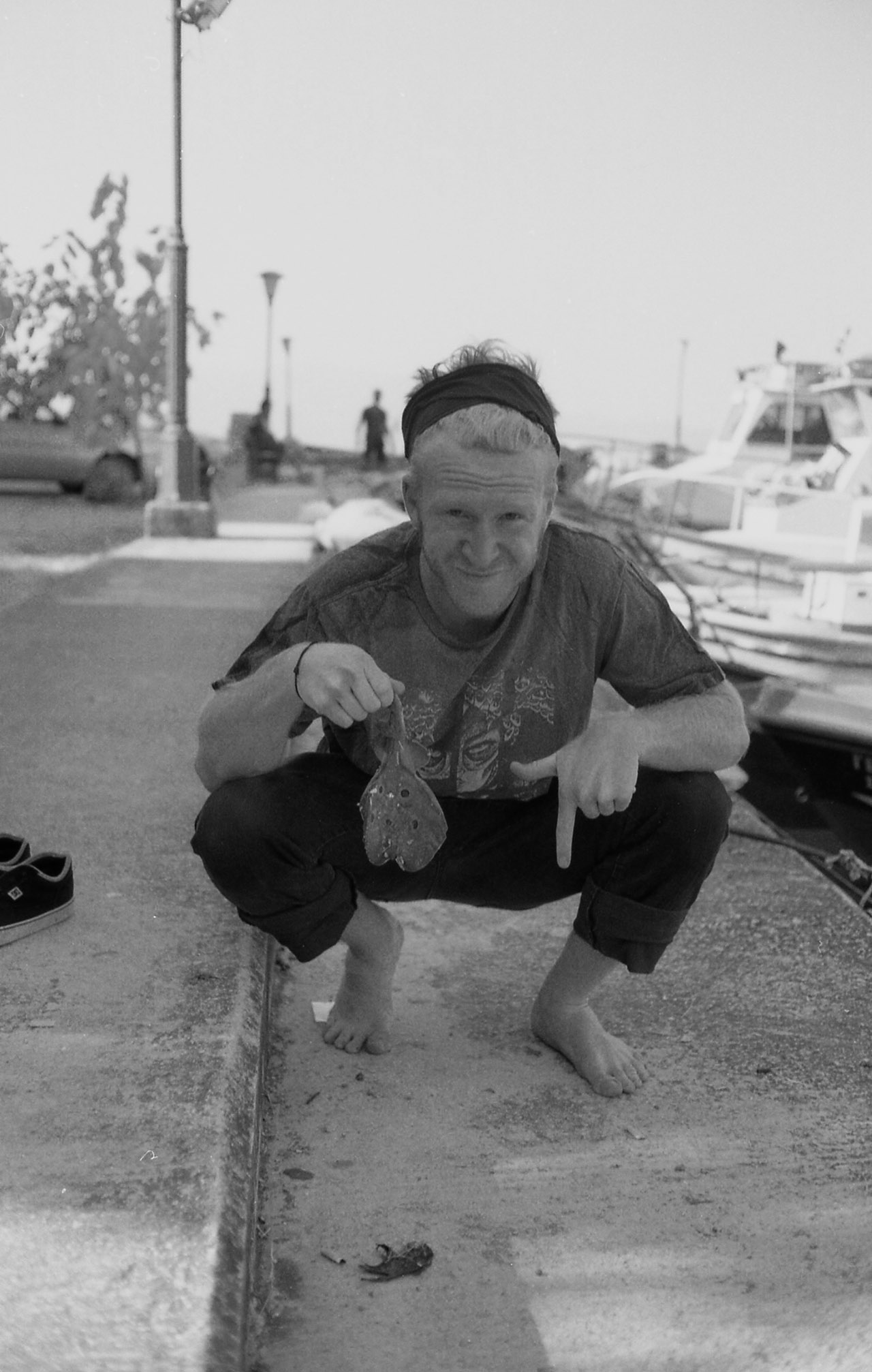 Eine Art Elektrorochen, die der Herr auf dem vorigen Bild zu uns rüber warf. Kurz danach hat Tom den Fisch beerdigt