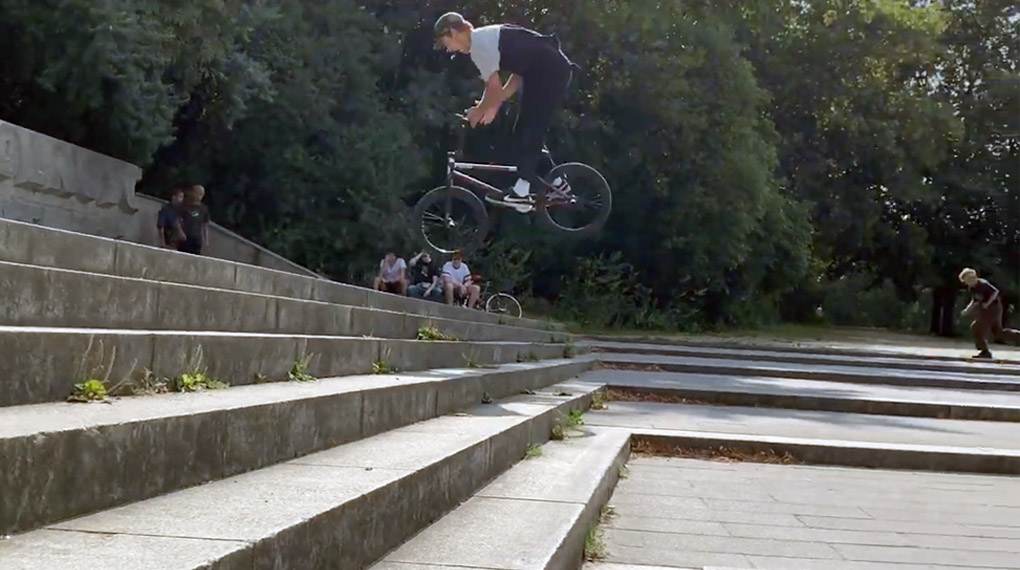 Für ihren Splitedit von Ride with Friends haben Tom Venzke und Elias Bauer auf den Straßen von Berlin ordentlich einen rausgehauen.