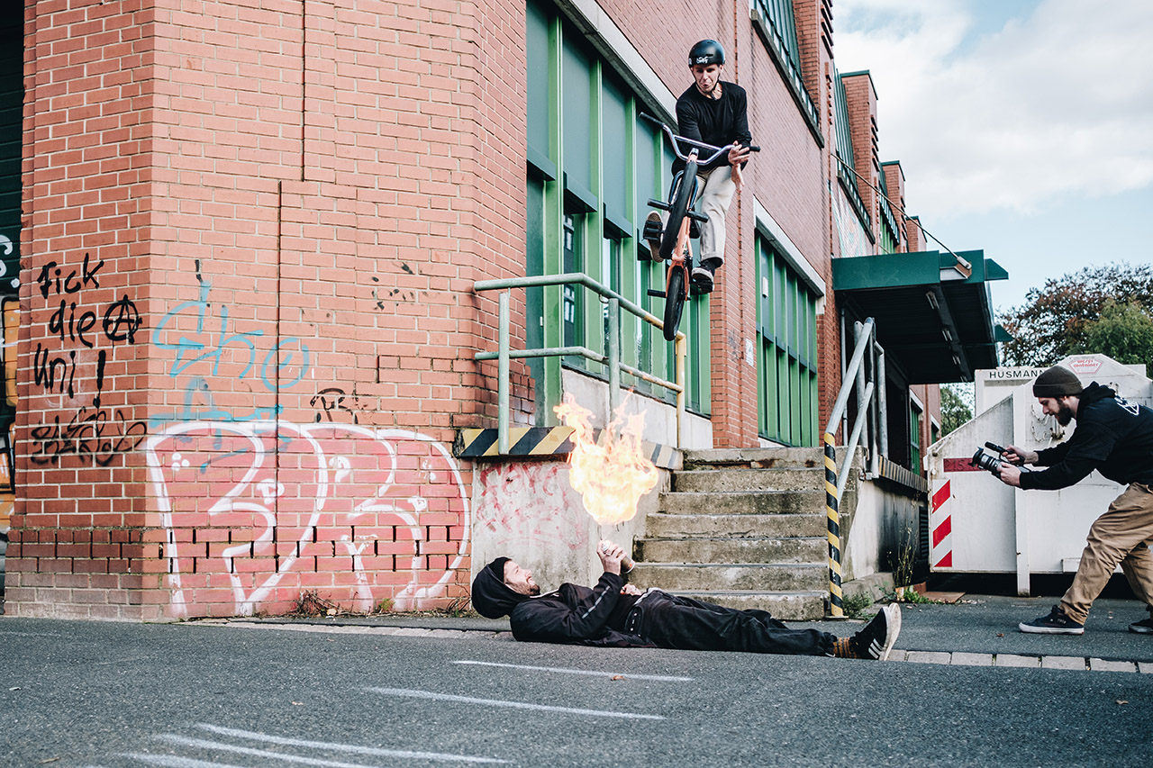 FEUER! Angelo Kurtz mit einem Barspin beim Weitsprungwettbewerb