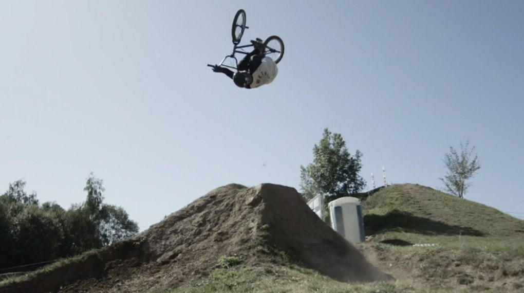 360 Triple Tailwhip, Cashroll, Double Backflip – für sein neues Video hat der SIBMX-Teamfahrer Julian Bachmann ein paar richtig heftige Tricks rausgehauen.