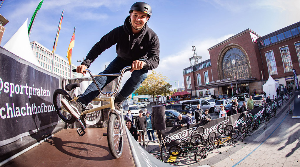 Wir haben eine Fotogallery und die Ergebnisse vom BMX-Contest beim zentralen Fest zum Tag der Deutschen Einheit in Kiel für euch.