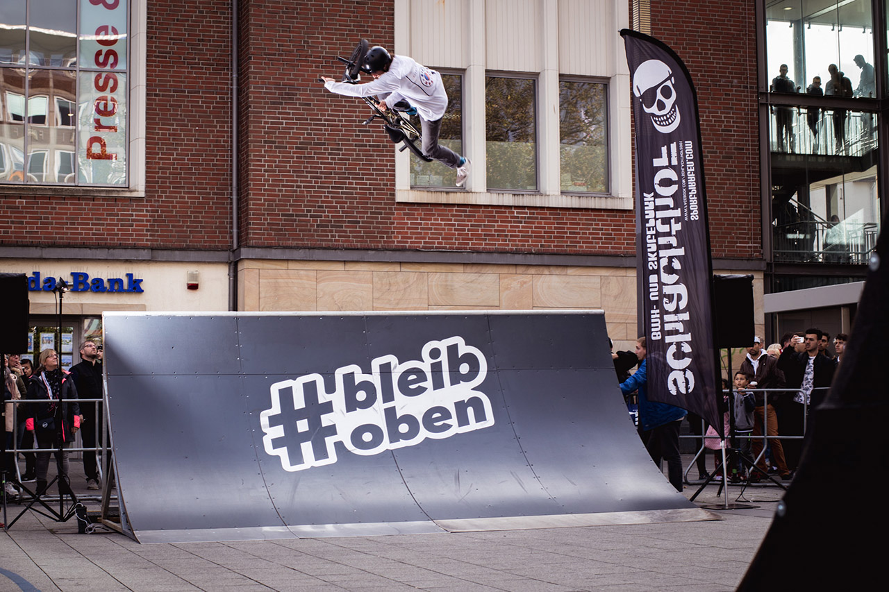 Apropos Anschlag: Viel weiter als Adrian Warnken es hier tut, kann man einen One Footed Table nicht mehr stretchen