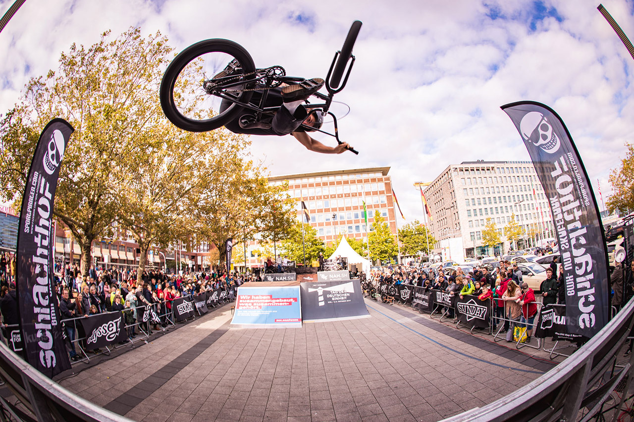 Stilkundeunterricht von Alessandro Izzo auf der beliebtesten Quarter am Platze. Alessandro rannte übrigens den ganzen Tag durch die Gegeng, um Unterschriften für einen neuen Skateoark in Kiel zu sammeln. Wir wünschen ihm viel Erfolg!
