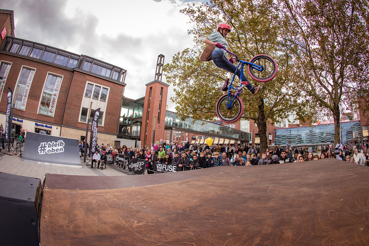 Ceyla Hatimi startet sowohl in der Amateur- als auch in der Girlsklasse und hatte als letzten Trick diesen gestreckten Nofooter im Gepäck