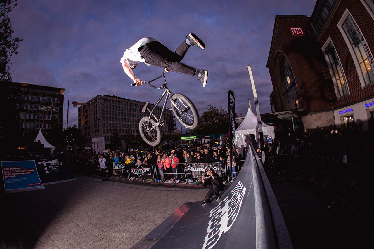 BÄM! Den Schlusspunkt eines an Bangern nicht gerade armen Tages in Kiel setzte Evan Brandes mit diesem 360 Double Tailwhip to Fakie