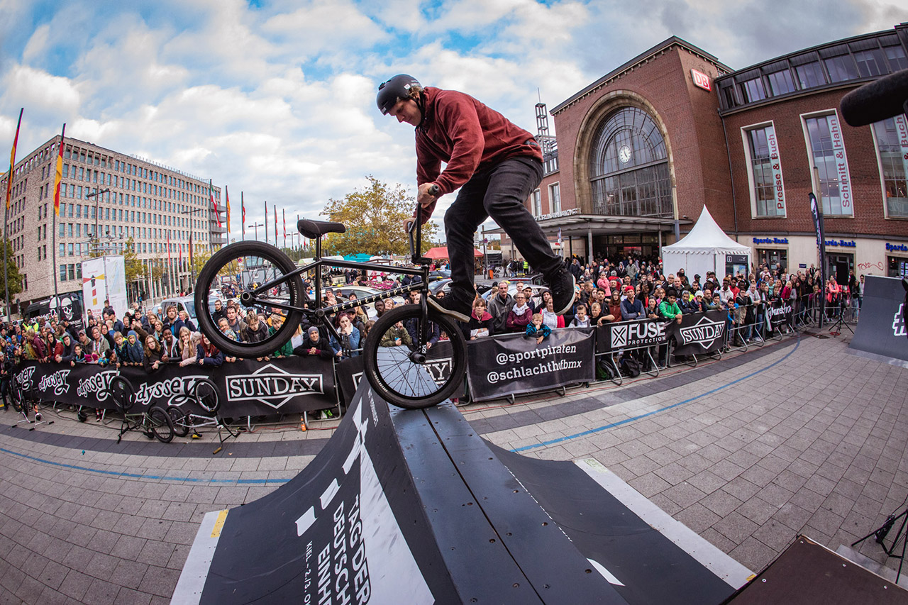 Footjam to Fakie vom Kiel-Local Marcel Prodittlich während des Best-Trick-Contests an der Spine