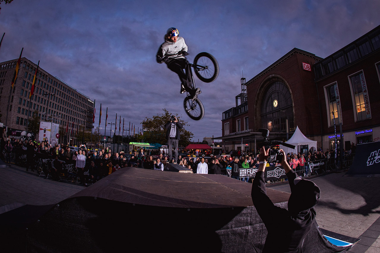 Paul Thölen war sich unsicher, ob er den 180 über die Box in die Landung oder den Absprung machen sollte. Er entschied sich für letztere Variante und rollte das Ding auf eins sauber aus. Jöööööp!
