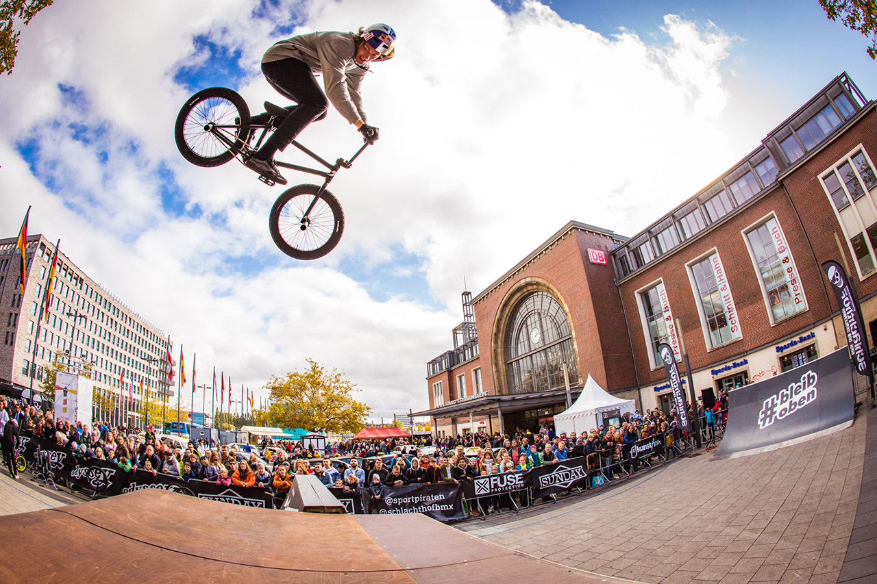 Paul Thölen über der neuen transportablen Jumpbox der Sportpiraten