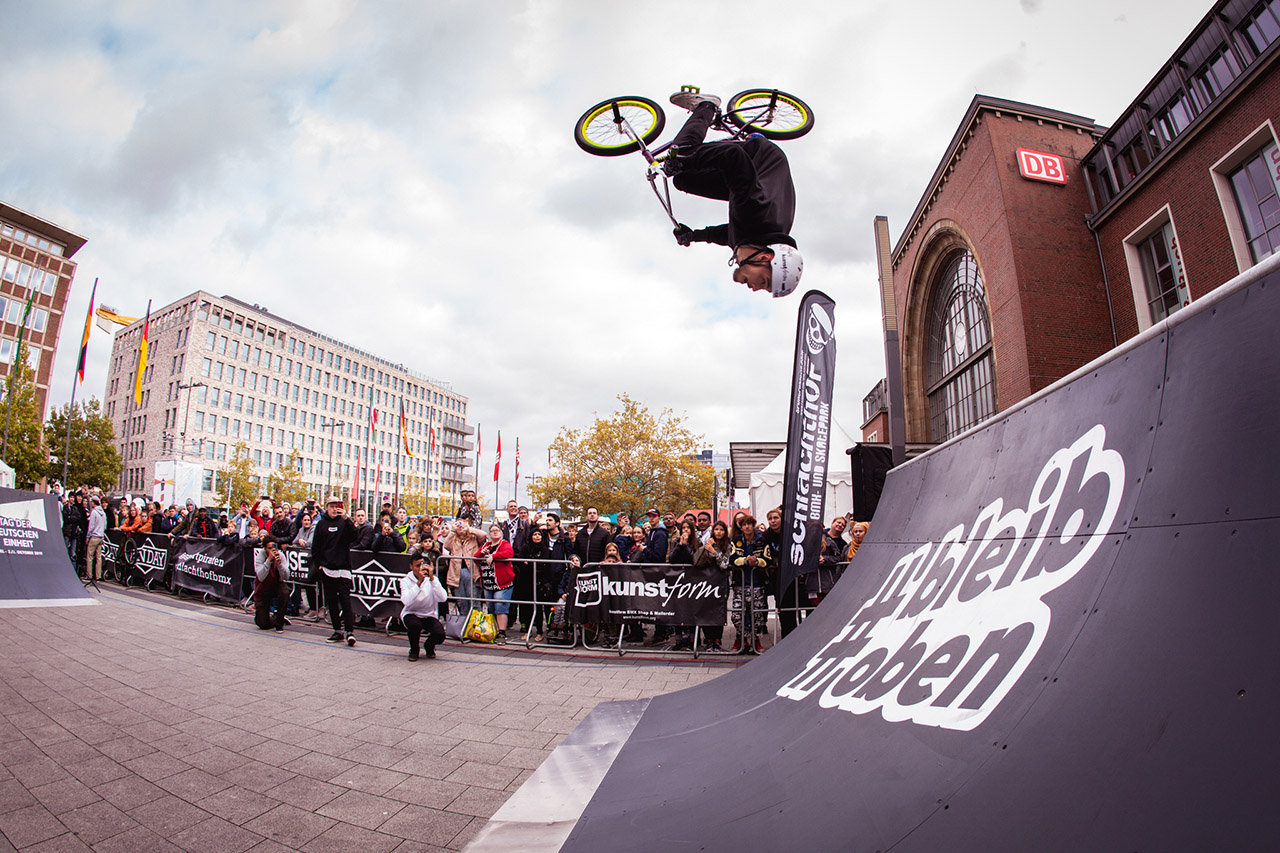 Backflip to Fakie von dem Berliner kunstform-Fahrer, Jogginghosenaficionado und Gewinner der Amateurklasse, Sener Altinstas