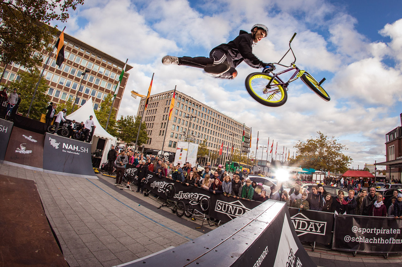 Es ist ziemlich wahrscheinlich, dass Sener Altintas, der Gewinner der Amateurklasse, während dieses Indian Seatgrabs über die Spine irgendwelche Deutschraplyrics zum Besten gab