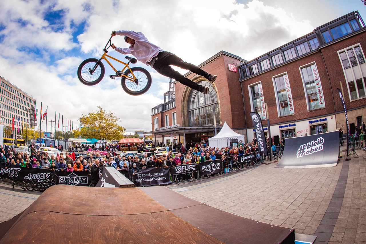Sikharin Supanmart nahm eine zehnstündige Busfahrt aus Dresden auf sich, um in Kiel dabei zu sein. Superman CanCan bis zum Achselhöhlenanschlag