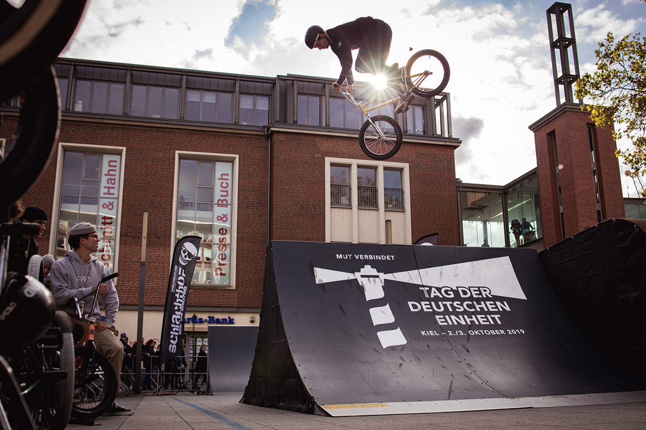 Tobias Freigang dreht bei diesem 360 über die Spine ausnahmsweise mal nicht am Lenker