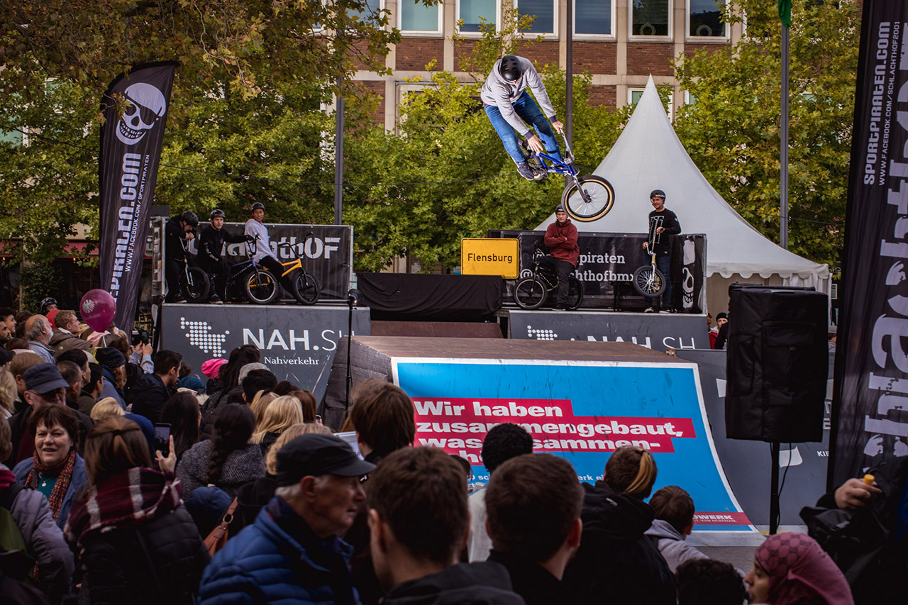 Vincent Unrath mit einem stilsicheren 360 Toboggan bevor er nur kurze Zeit später denkbar knapp an einem 180 to Halfcab Nollie Bar über dasselbe Obstacle scheiterte