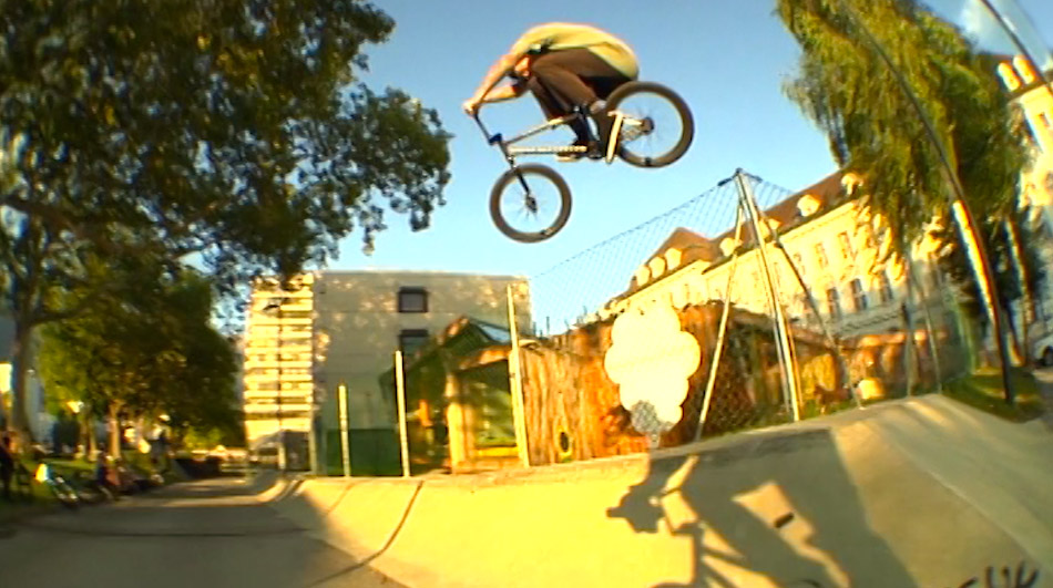 Ein großer Teil des kunstform-Teams war neulich in Innsbruck, um ein wenig die Straßen der Alpenmetropole unsicher zu machen. Hier ist das Video dazu.