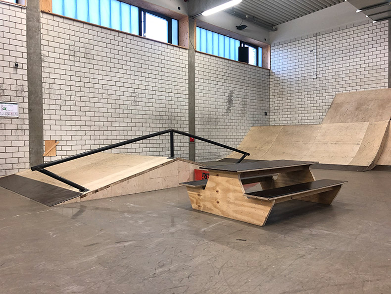 A-Frame-Rail und Picknicktisch in der Skatehalle des neun Jugendsportzentrum Ingolstadt