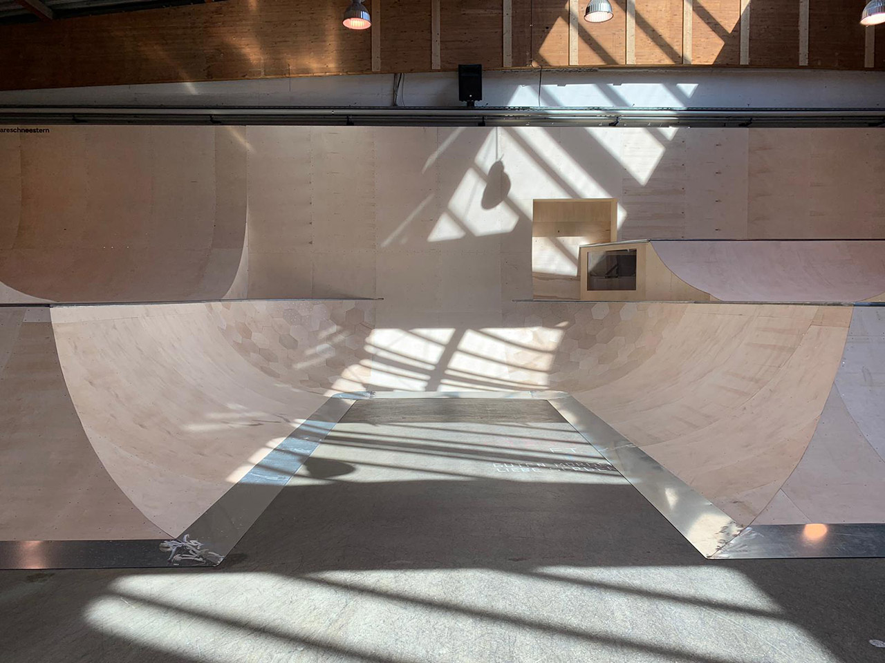 Der mittlere Teil des hinteren Holzelements in der Skatehalle Innsbruck
