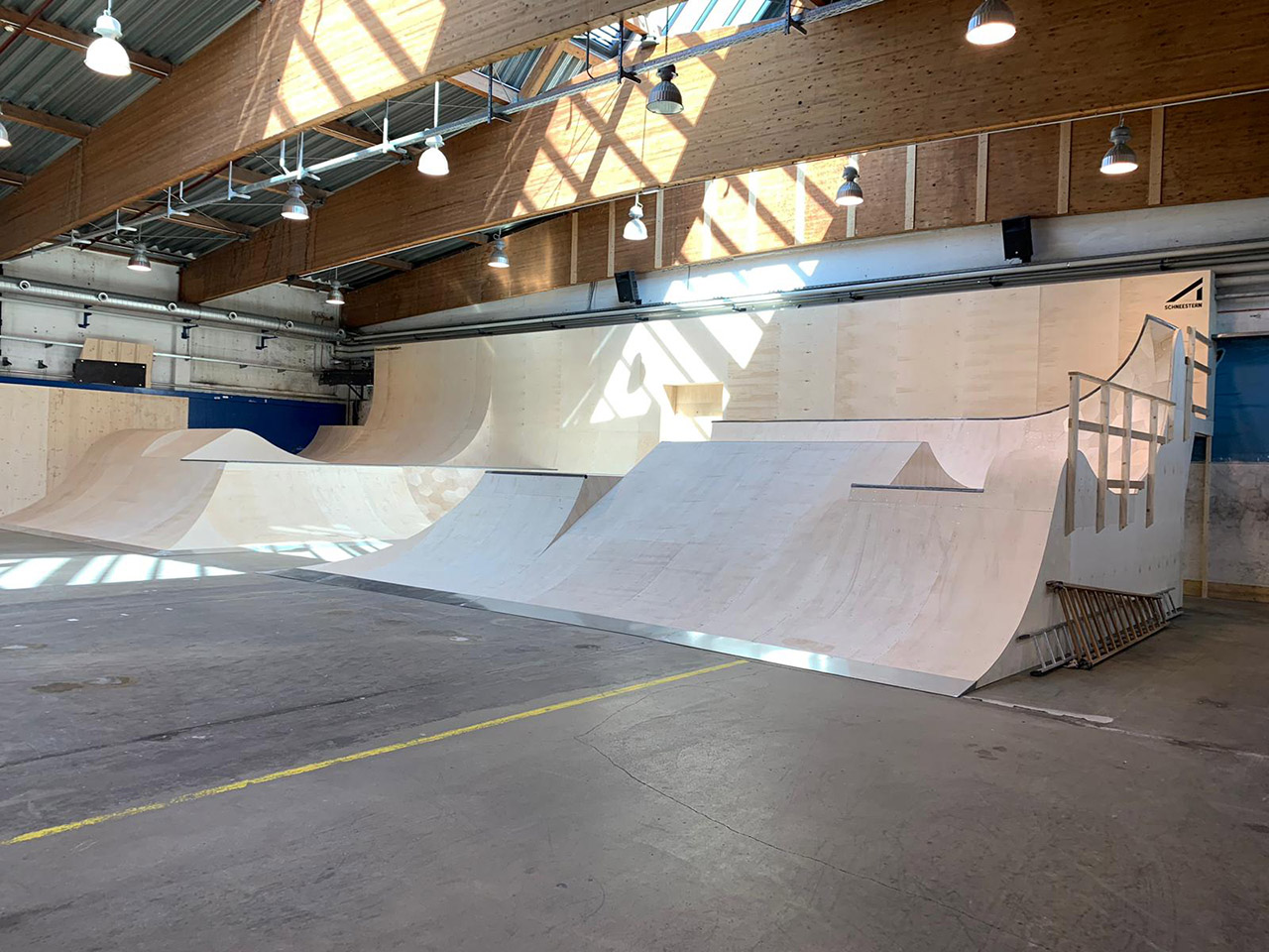 Aber auch im hinteren Bereich der Skatehalle Innsbruck hat sich einiges getan. Hier erwartet euch ein riesiges Holzelement mit endlosen Transfer- und Lineoptionen