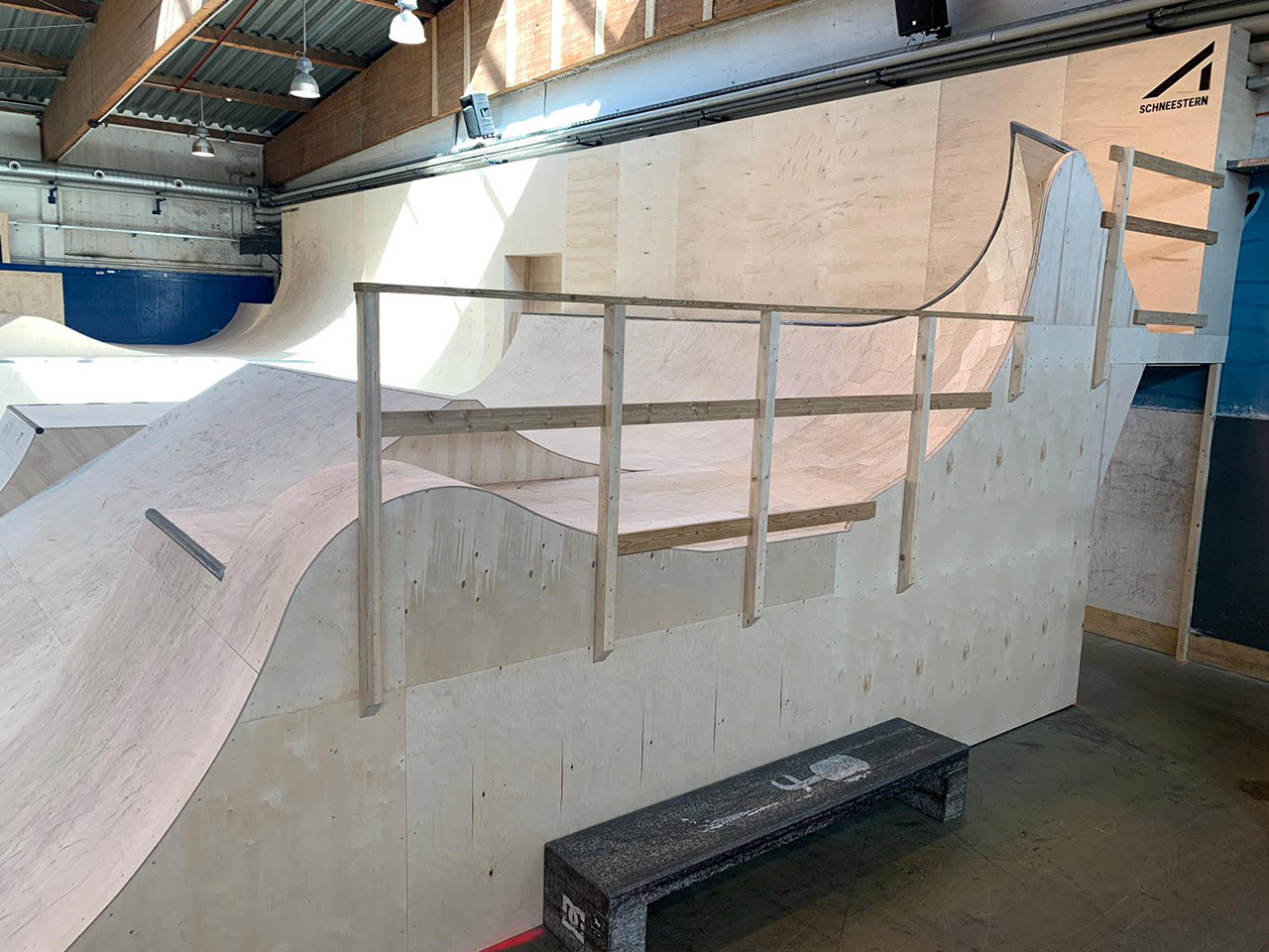 Der Rampenbereich in der Skatehalle Innsbruck hat für jeden was zu bieten