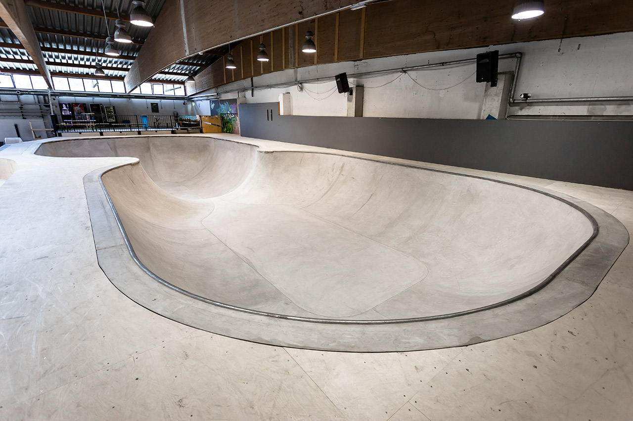 Sergio Layos testet die neue Skatehalle Innsbruck