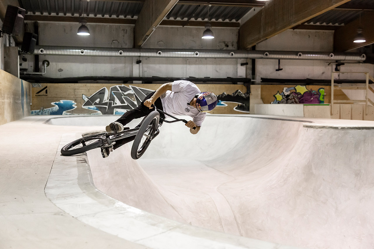 Das Poolcoping des Bowls eignet sich hervorragend für Tireslides …