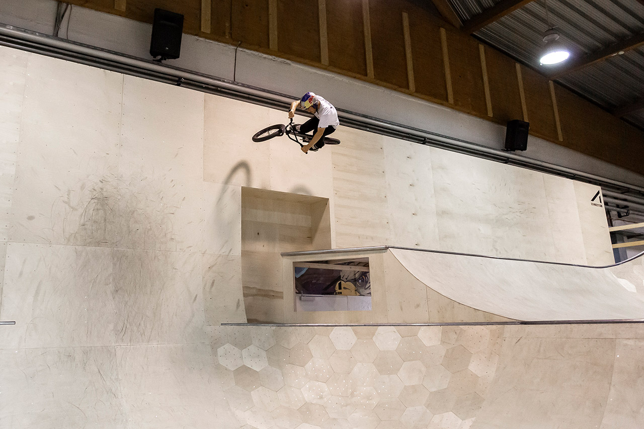 BMX-Pro Sergio Layos in der Skatehalle Innsbruck