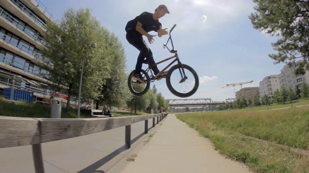 Tom Venzke on fire! Checkt sein neues Streetvideo, das der Berlin-Local an nur einem Tag im Gleisdreieckpark für die "Ride with Friends"-Crew gefilmt hat.