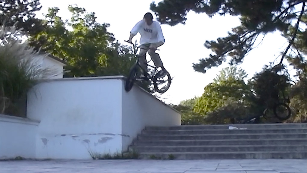 Die Dove Shit Kru hat ein Jahr lang gefilmt, auf was sie Bock hatten. Herausgekommen ist dabei The DSK Tape mit 15 Minuten feinstem VX-Fire aus Österreich.